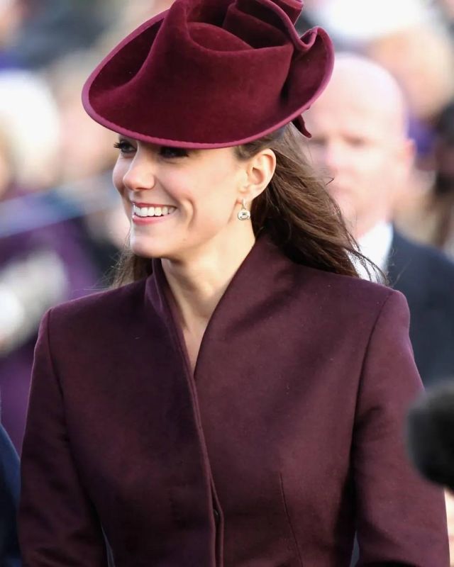 كيت ميدلتون بقبعة باللون البورغندي 