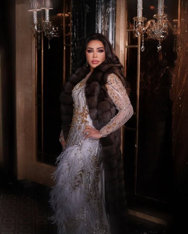 أحلام تتألق بفستان مجسم يبرز رشاقتها