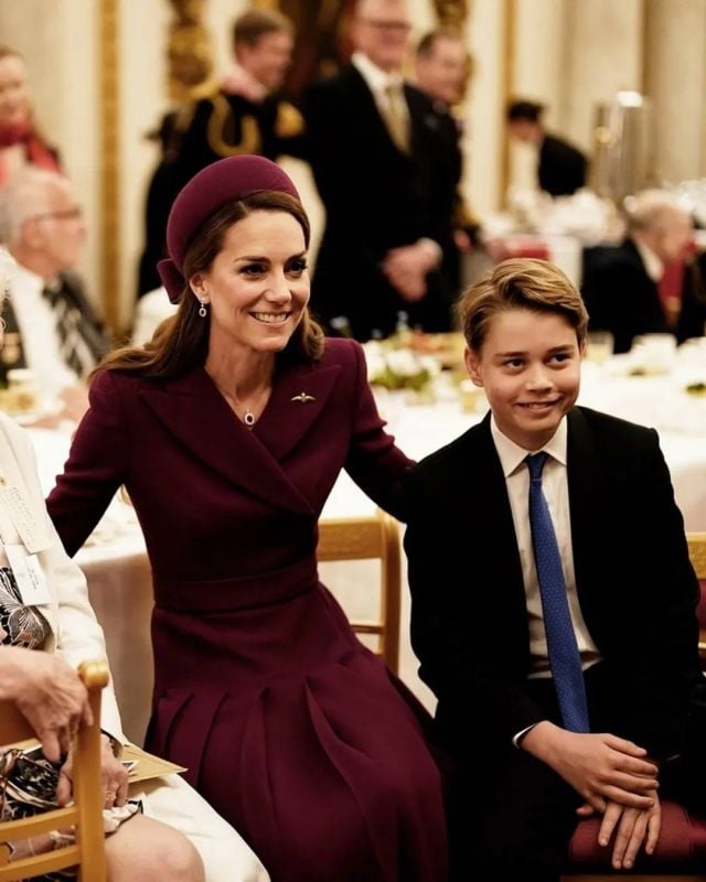 كيت ميدلتون بإطلالة باللون البورغندي