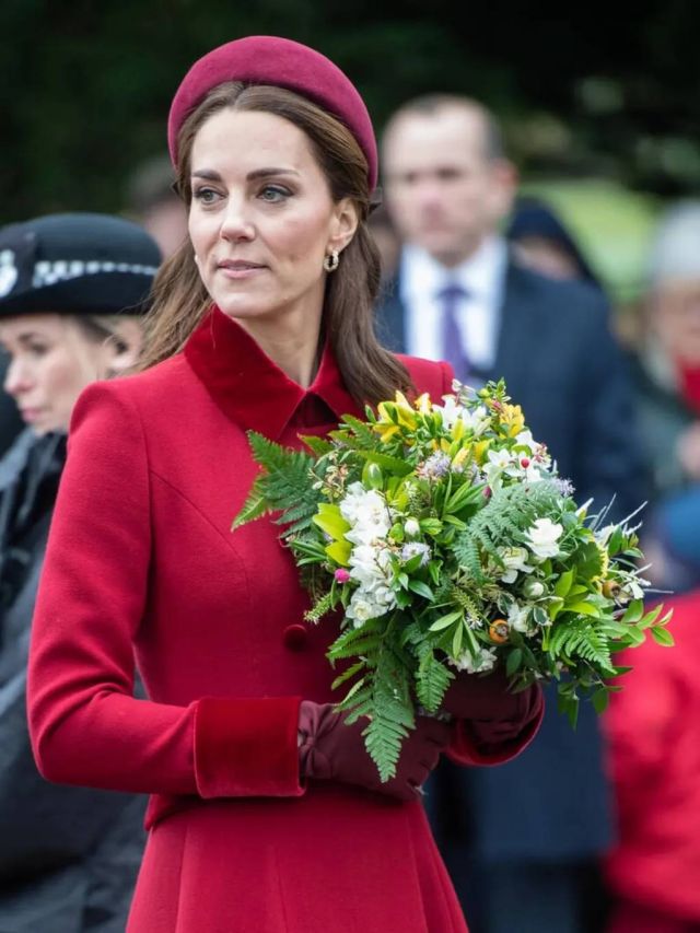 كيت ميدلتون بقبعة كلاسيكية باللون الأحمر 