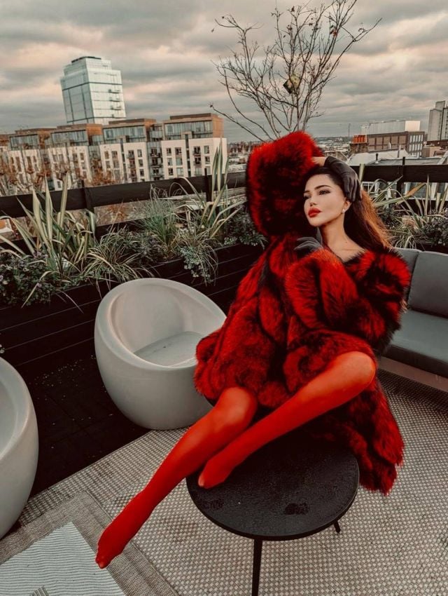 مي حريري تختار الفرو الأحمر في الميلاد 