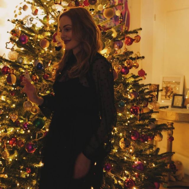 مريم أوزرلي بالفستان الأسود الشفّاف المنقّش 