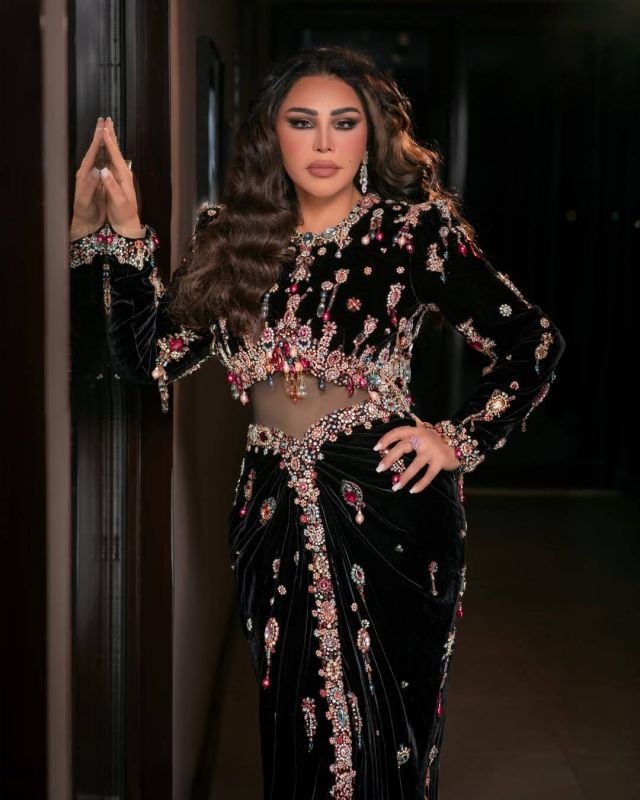 إطلالة أحلام بالكريستال الملون تخطف الأنظار