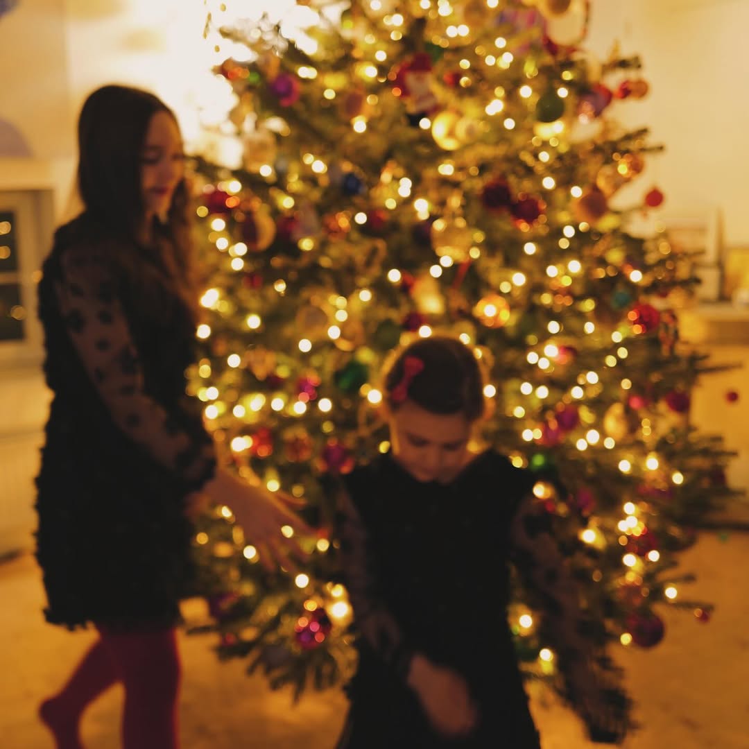 أناقة لافتة بالفساتين السوداء تجمع مريم أوزرلي وابنتها في الميلاد