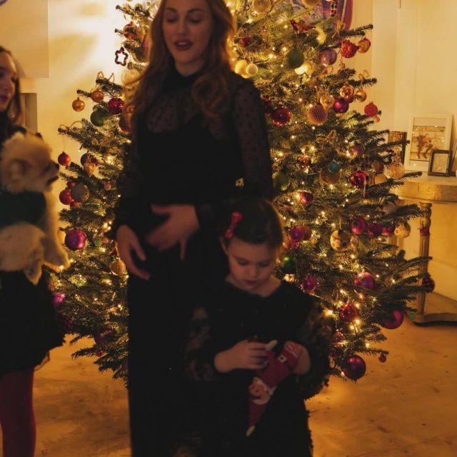 تنسيق متناغم بين مريم أوزرلي وابنتها في يوم الميلاد