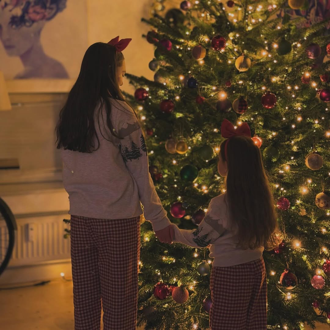 مريم أوزرلي ببيجامات متناغمة مع ابنتها