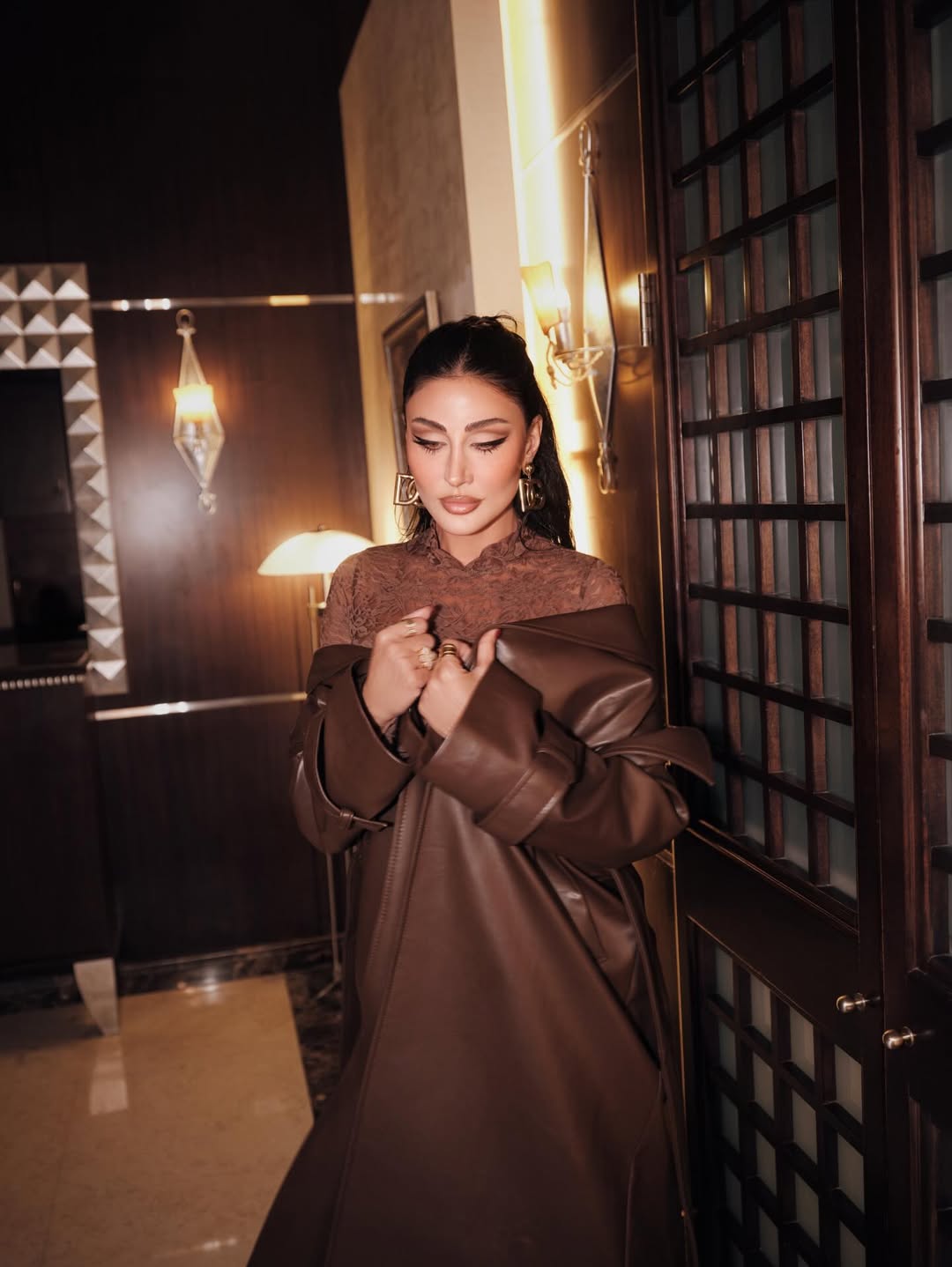 هبة نور تخطف الأنظار بتنسيق الدانتيل مع الجلد