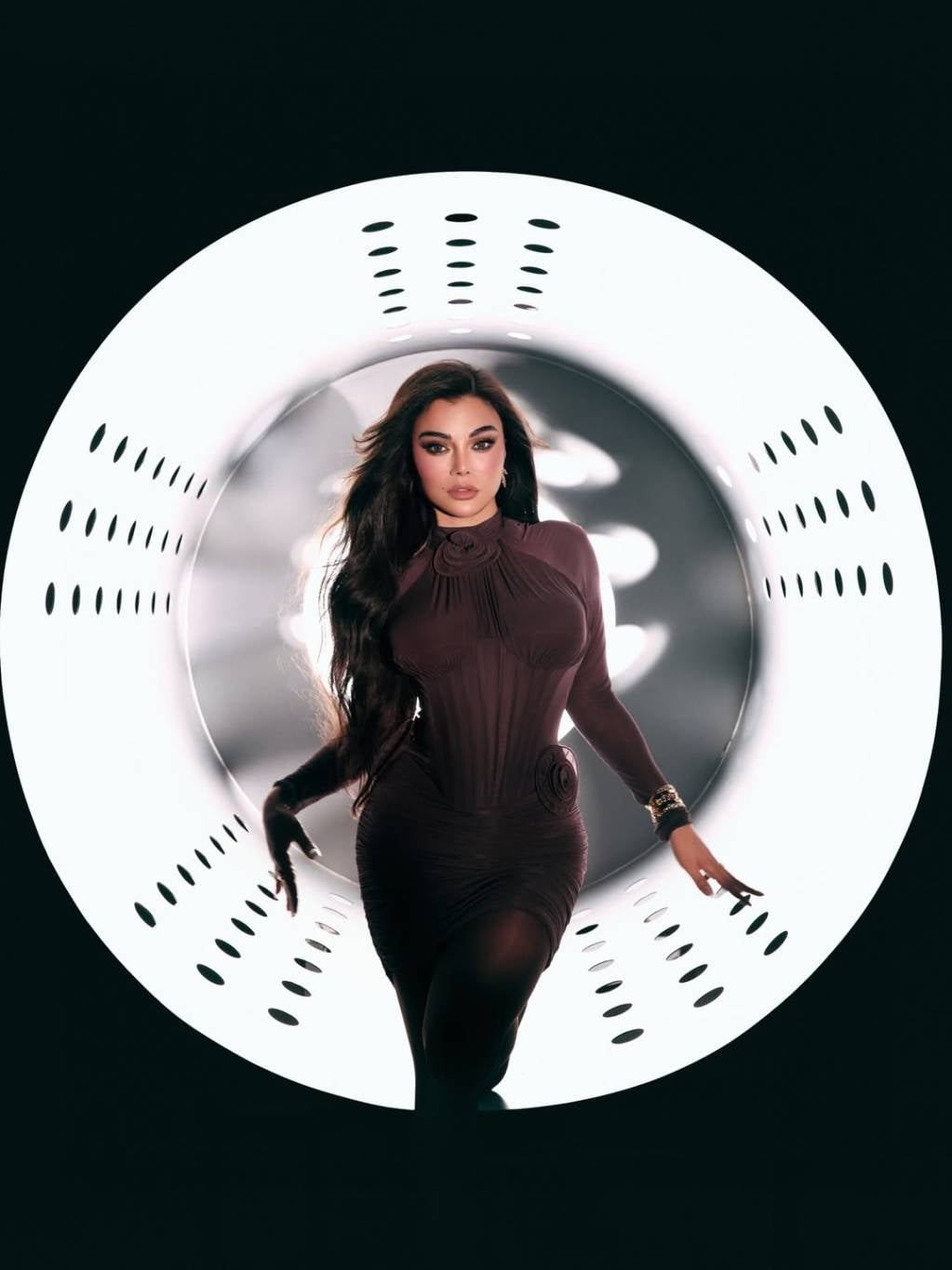 هيفاء وهبي تجمع الأنوثة والجرأة في فستان قصير لافت