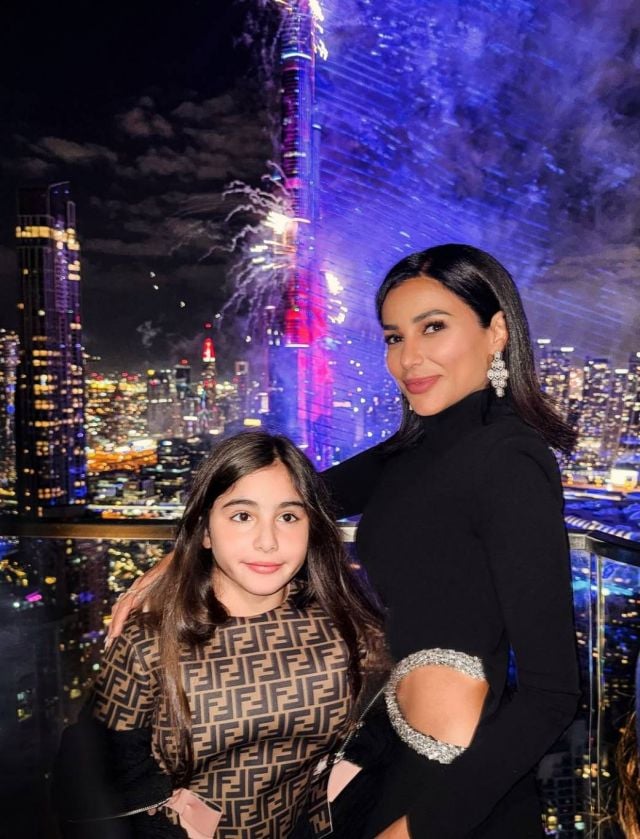 اطلالة مهيرة عبد العزيز وابنتها في ليلة رأس السنة 