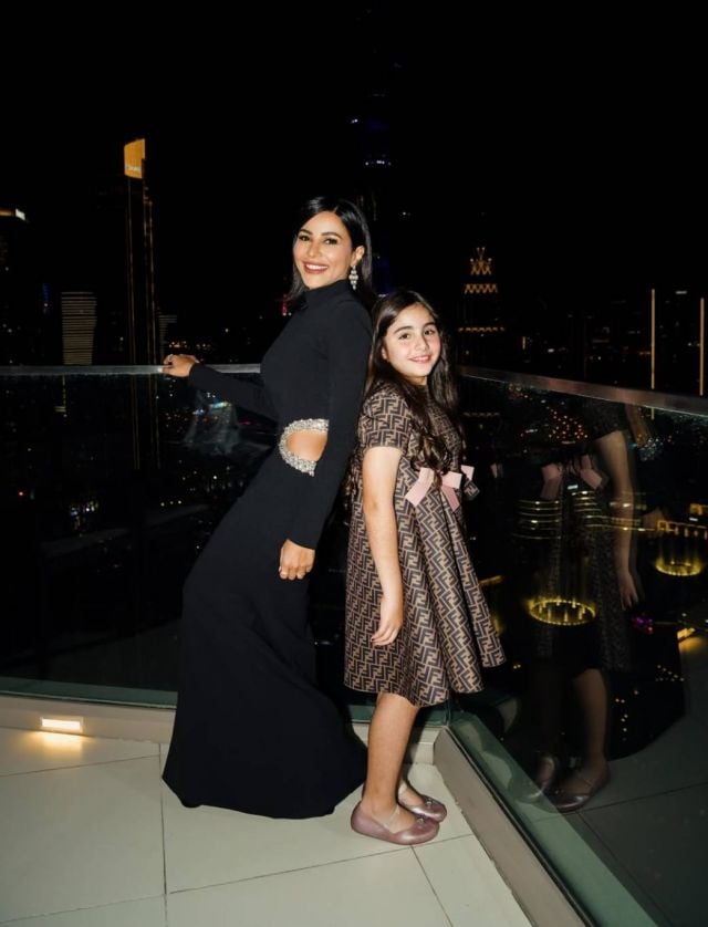 مهيرة عبد العزيز وابنتها باطلالات لافتة في رأس السنة 