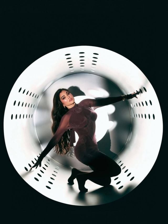 هيفاء وهبي بفستان ضيّق من 