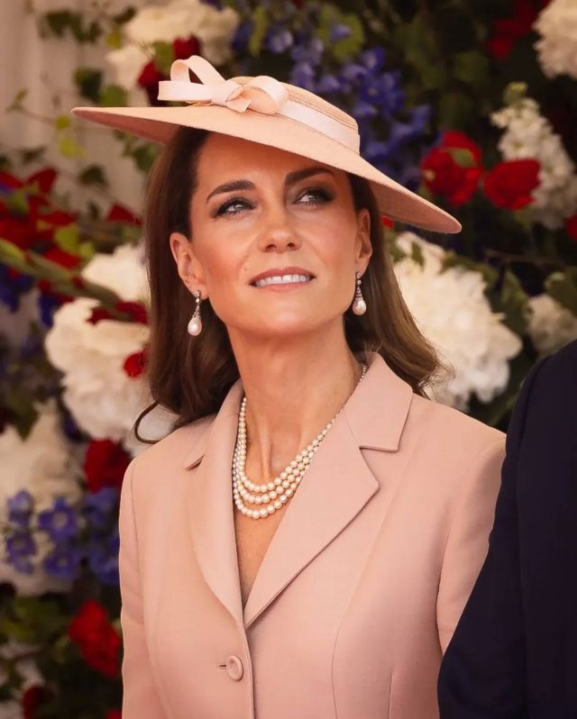 كيت ميدلتون بقبعة أنيقة بالزهري الباستيلي 