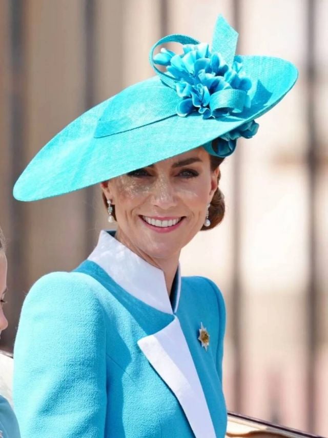 كيت ميدلتون بقبعة حيوية باللون الأزرق 