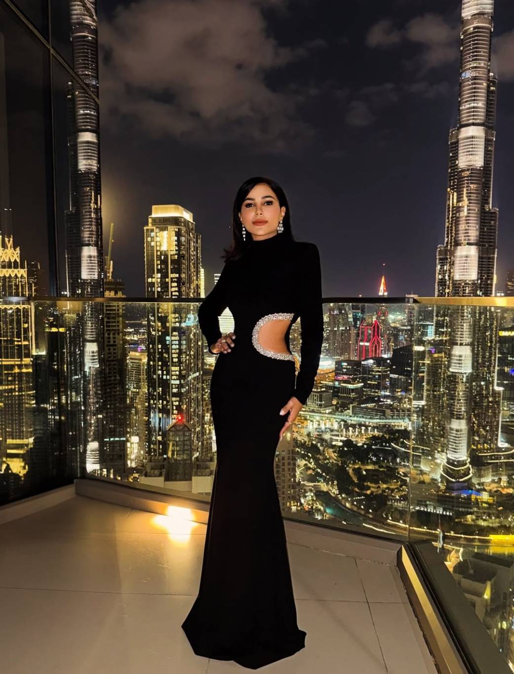 مهيرة عبد العزيز وابنتها في تناغم أنيق خلال ليلة رأس السنة