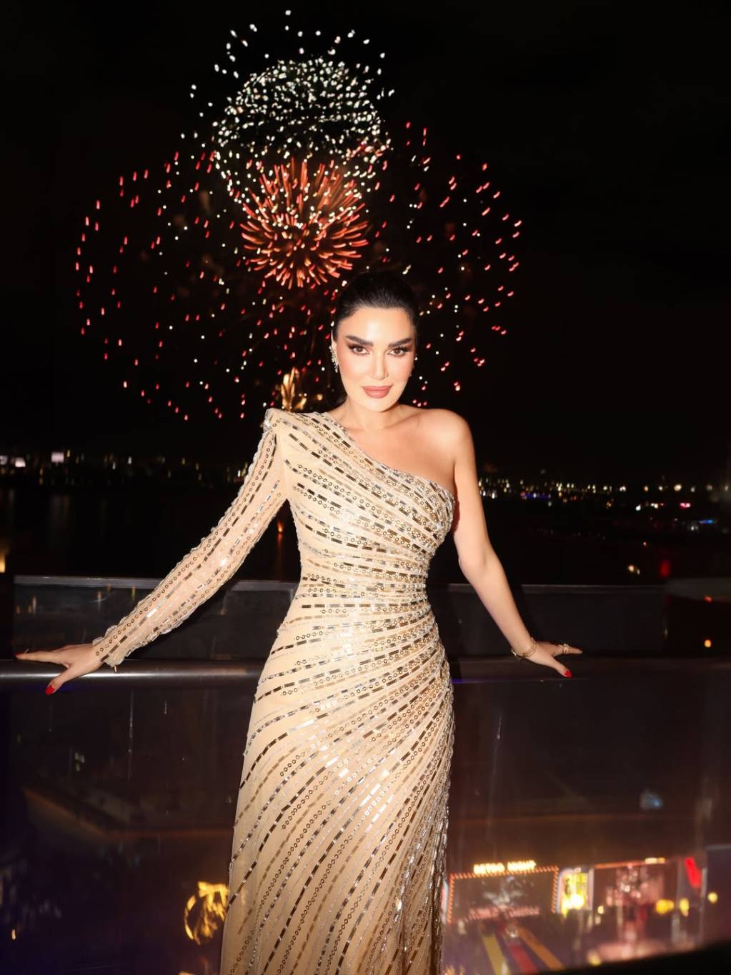 النجمات اللبنانيات يشعلن ليلة رأس السنة بإطلالات استثنائية