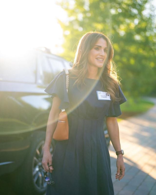 الملكة رانيا بفستان أسود عصري