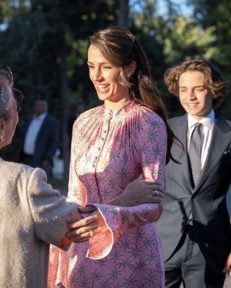 الأميرة رجوة بفستان زهري منقش 