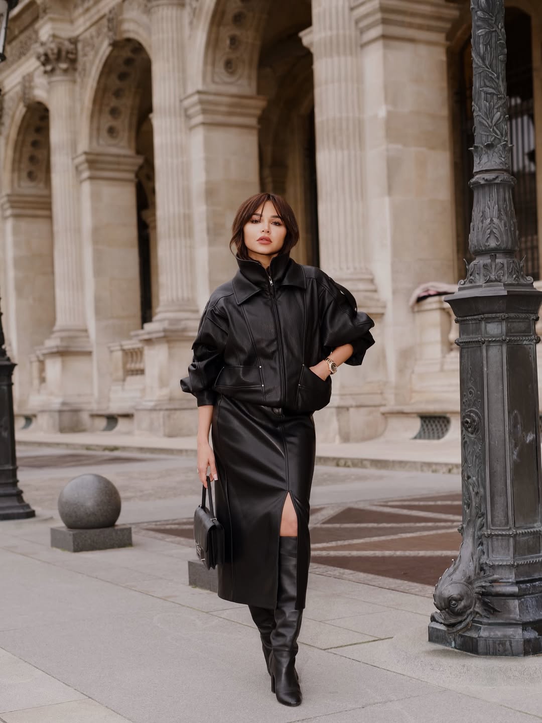 إطلالات جلدية جريئة للنجمات والمؤثّرات العربيات