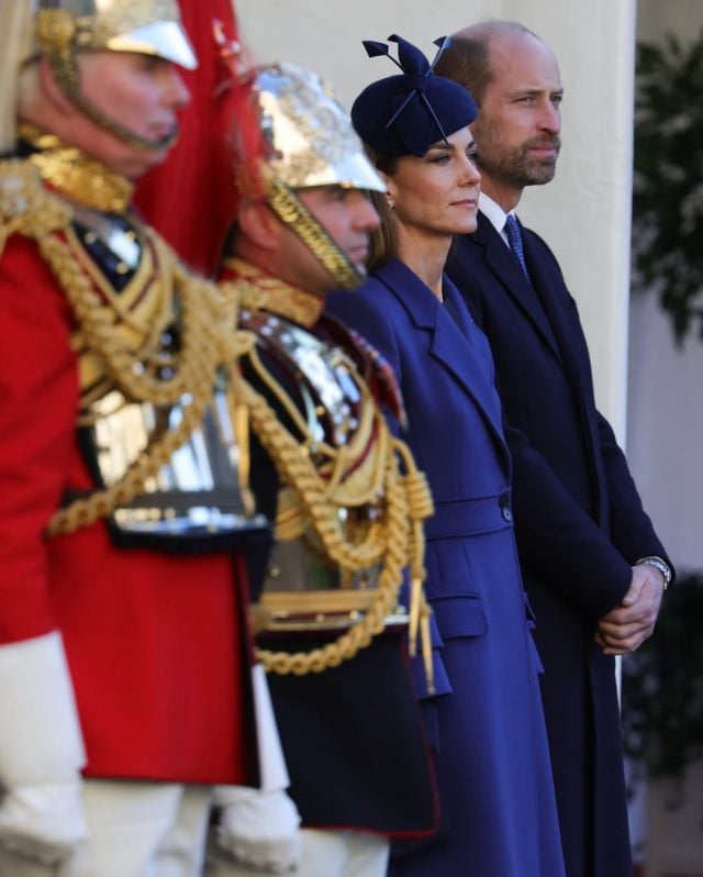  كيت ميدلتون بالمعطف الملوّن