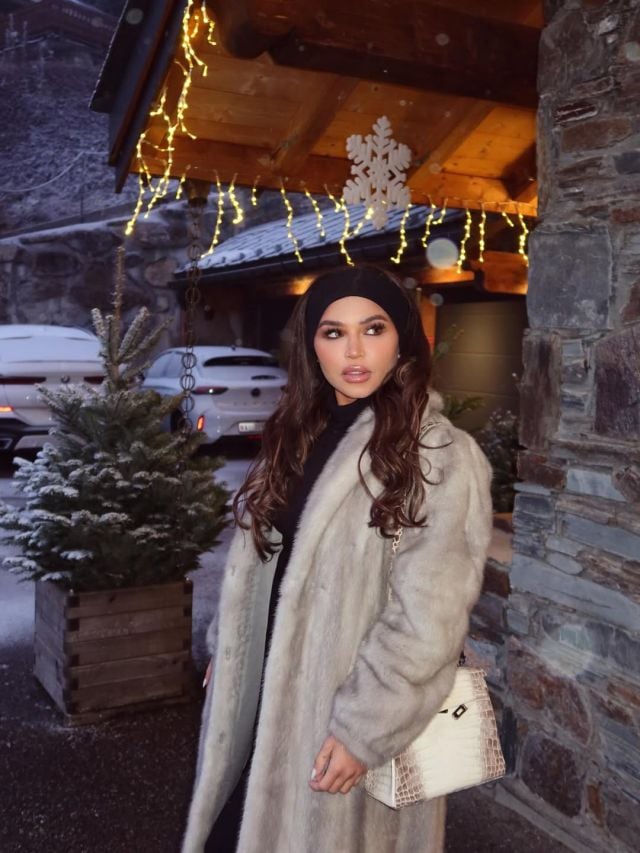 نهى نبيل بمعطف فرو بلون محايد 