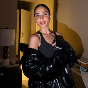 التوب الأسود عنوانها: كيف حوّلت آن الرفاعي البساطة إلى قوة؟