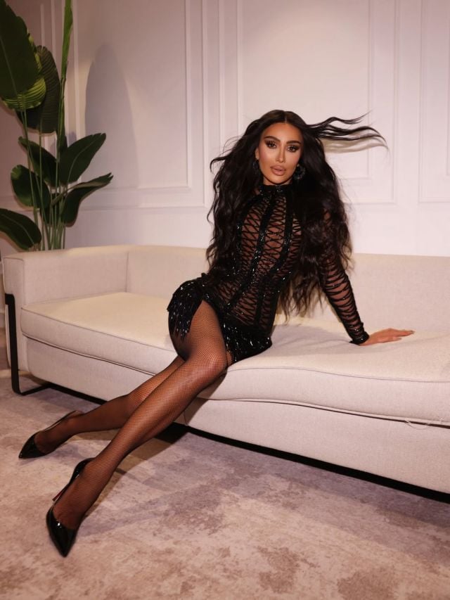 مايا دياب بفستان ضيّق بقصة قصيرة