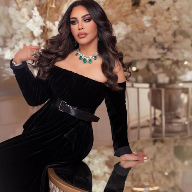 أحلام بالفستان المخمل الأوف-شولدر