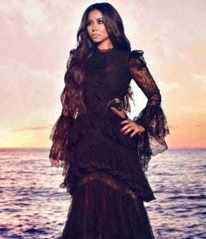 شيرين عبد الوهاب تخطف الأنظار بإطلالة سوداء جريئة وتفاصيل أنثوية