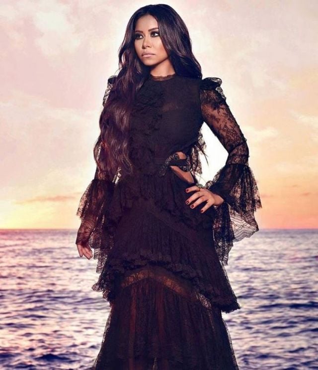 شيرين عبد الوهاب تخطف الأنظار بإطلالة سوداء جريئة وتفاصيل أنثوية