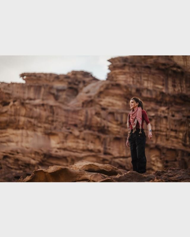 الملكة رانيا بأسلوب عصري مع الكوفية الأردنية