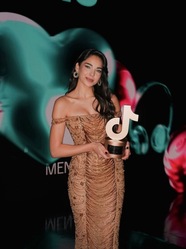 يارا بو منصف بفستان مطرز بقصة أوف-شولدر