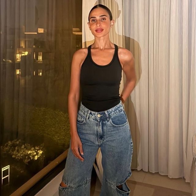 آن الرفاعي بالتوب الأسود مع جينز بقصة واسعة