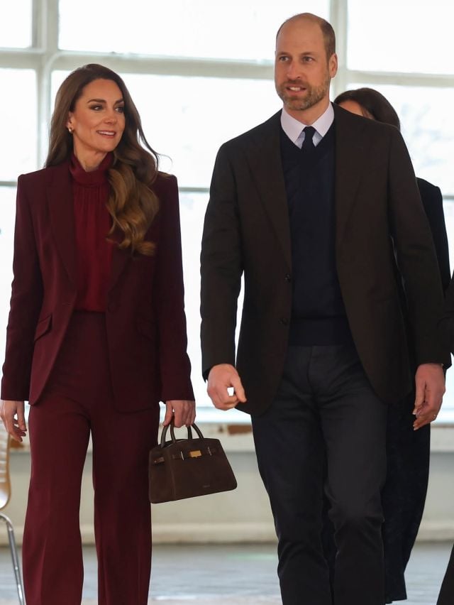 كيت ميدلتون ببدلة باللون البورغندي