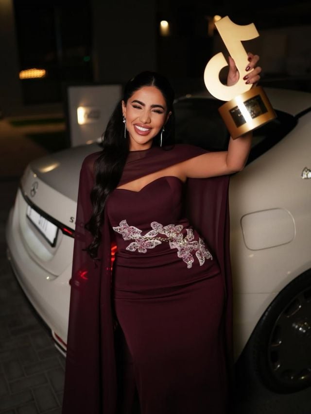 نور ستارز بفستان بورغندي مع كاب 