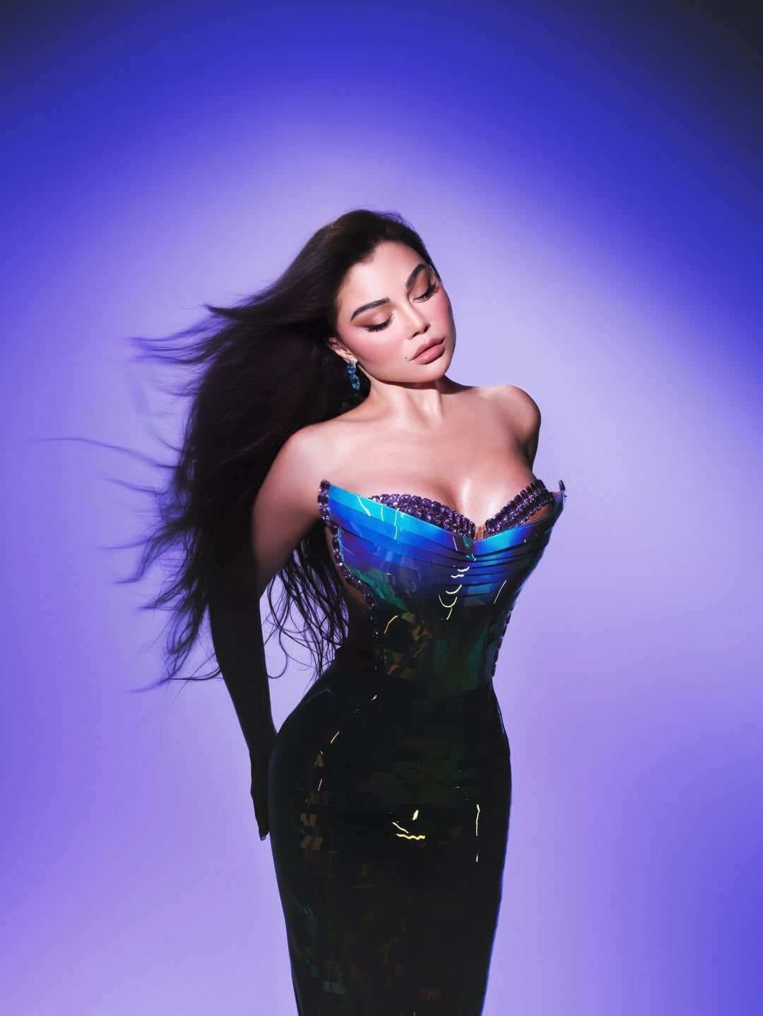 هيفاء وهبي تتحدّى الكلاسيكية بإطلالة منحوتة بتدرّجات لونية جريئة