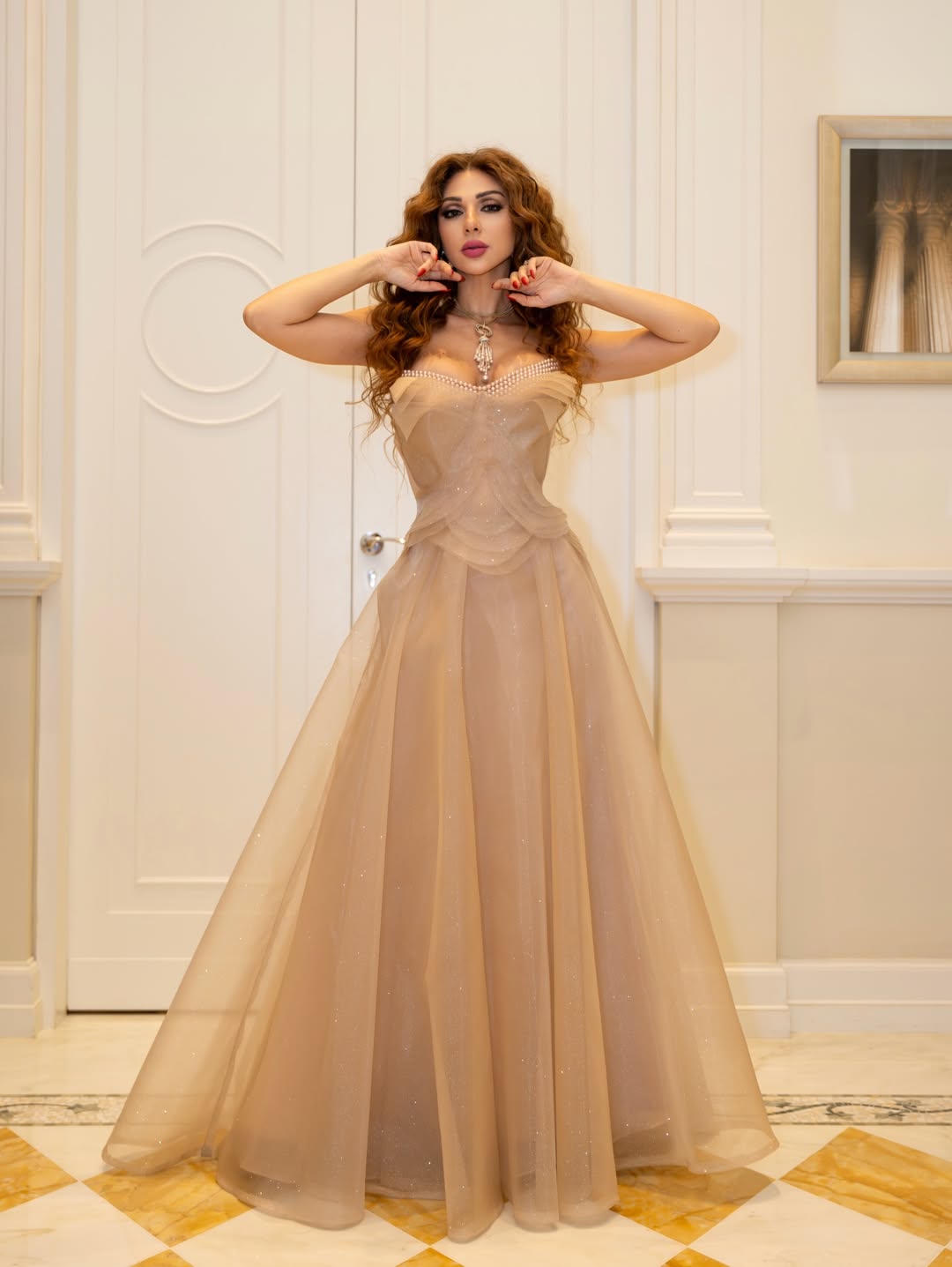 ميريام فارس تتألق بفستان سهرة أنيق بتفاصيل ناعمة