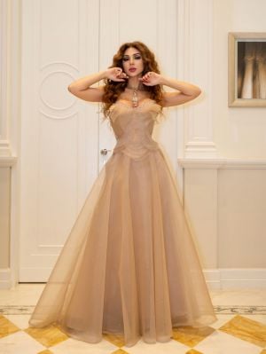 ميريام فارس تتألق بفستان سهرة أنيق بتفاصيل ناعمة