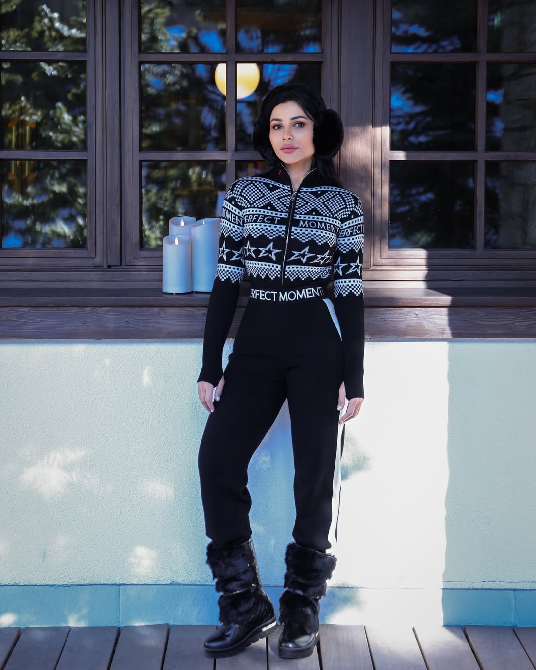 مهيرة عبد العزيز تستمتع على الثلوج بجمبسوت شتوي ضخم