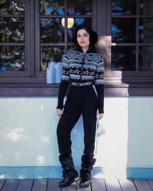 مهيرة عبد العزيز تستمتع على الثلوج بجمبسوت شتوي ضخم