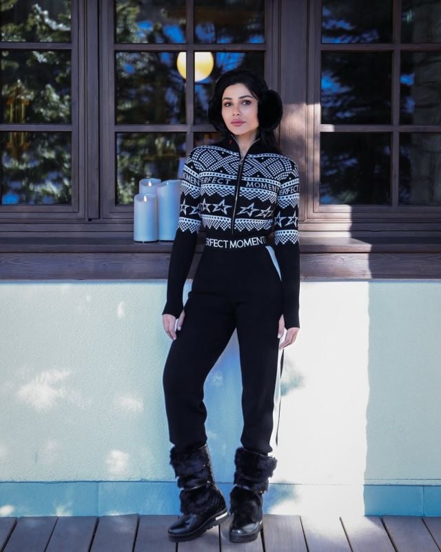 مهيرة عبد العزيز تستمتع على الثلوج بجمبسوت شتوي ضخم