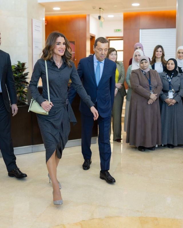 الملكة رانيا تجمع بين الرقي والبساطة العصرية في أحدث ظهور لها