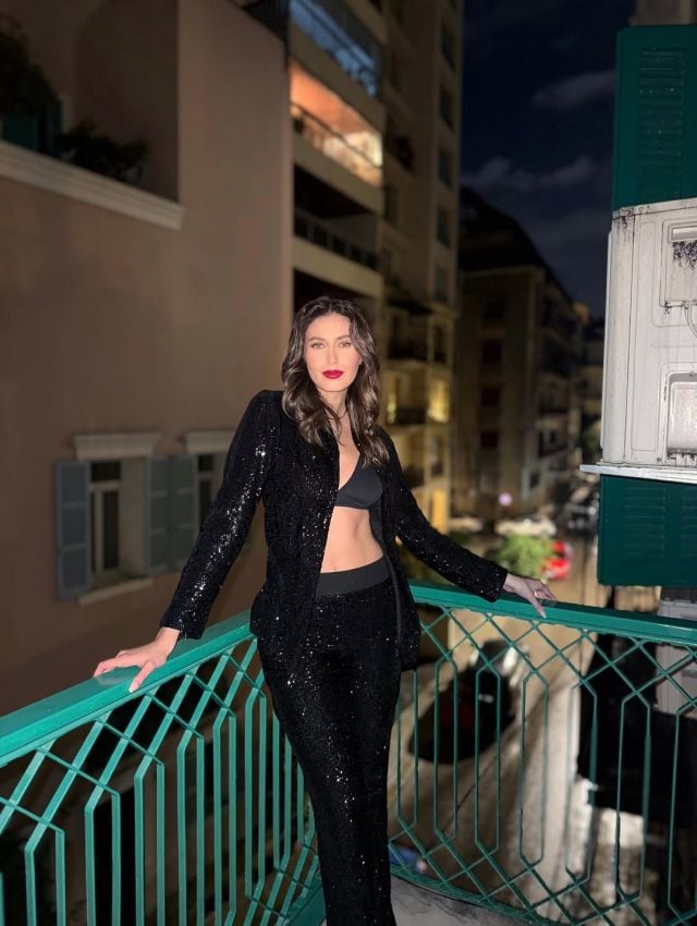 ندى كوسا تختار البراليت السوداء بأسلوب جريء