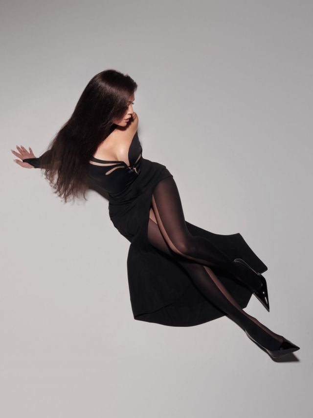 هيفاء وهبي بفستان أسود جريء