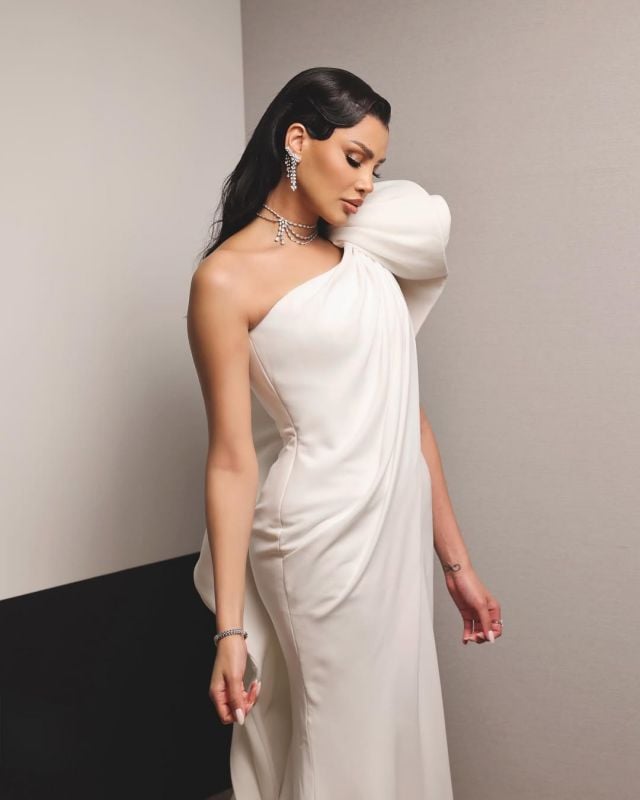 أميمة طالب بفستان أبيض ساحر