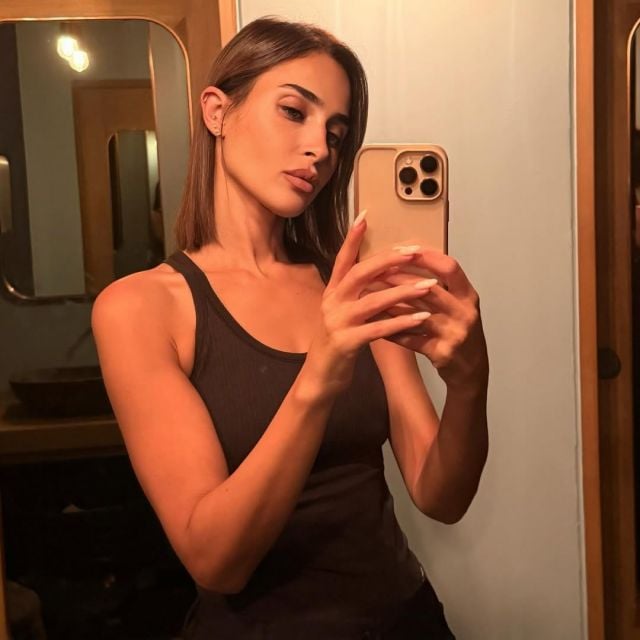 التوب الأسود المكشوف يميز إطلالة آن الرفاعي