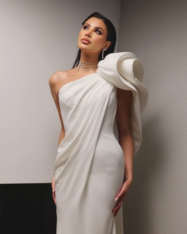 أميمة طالب بفستان أبيض ساحر