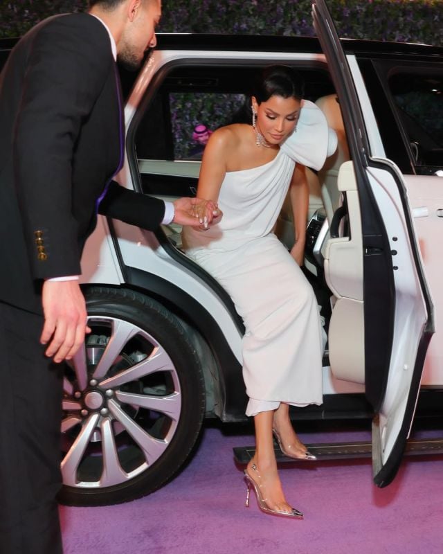 أميمة طالب بفستان أبيض ساحر