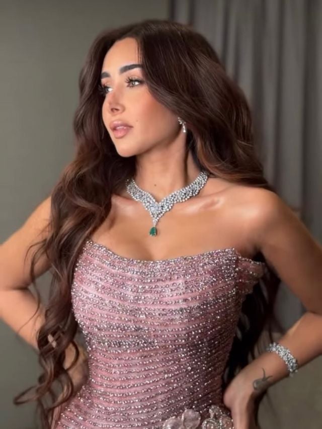 هنا الزاهد بفستان وردي انيق