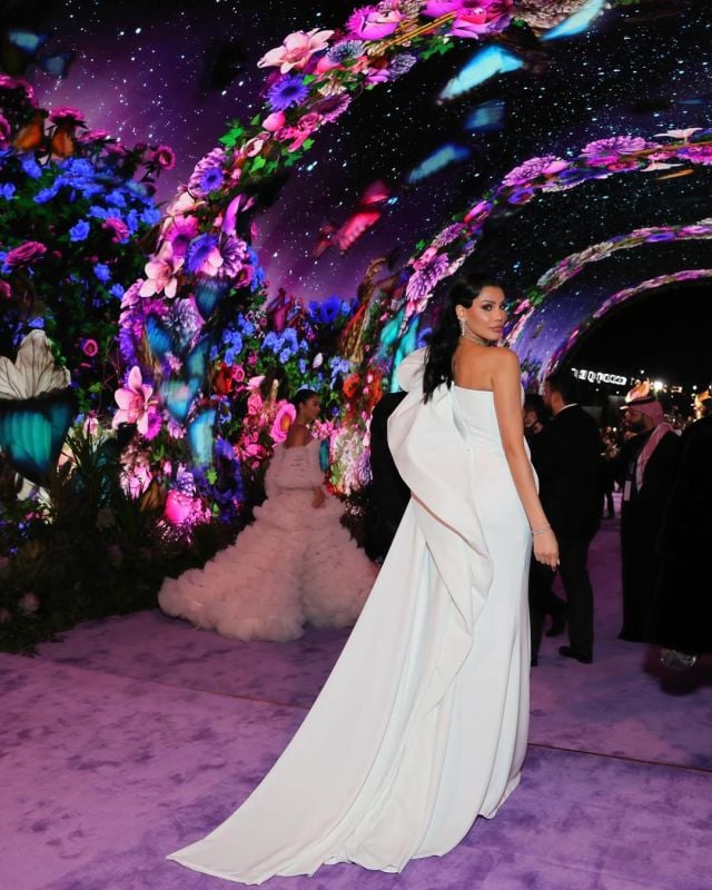 أميمة طالب تلفت الأنظار على السجادة الخزامية بفستان أبيض ساحر