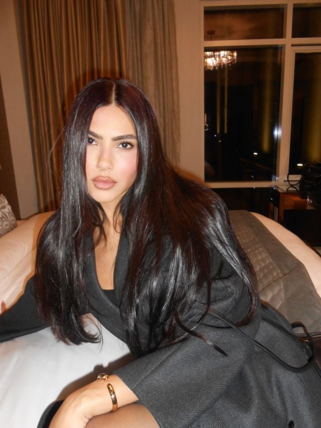 إطلالة أنثوية لافتة لهدى المفتي بالترنش الأسود